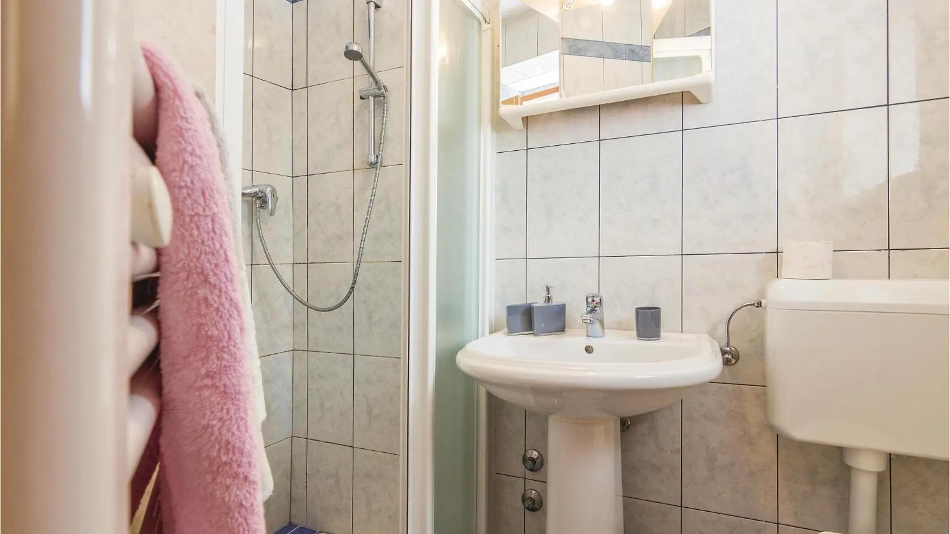 4 Bedroom Cozy Home In Puzari Holiday home