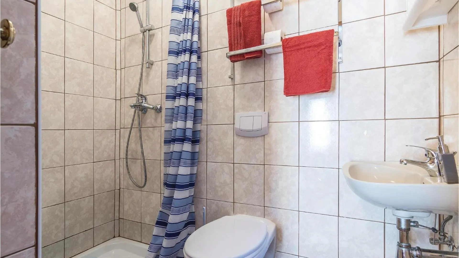 4 Bedroom Cozy Home In Puzari