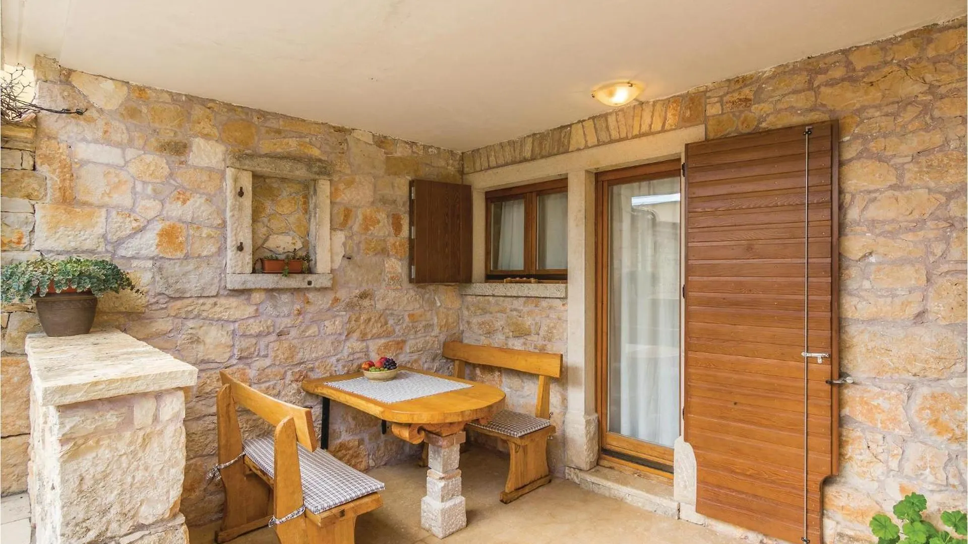 Holiday home 4 Bedroom Cozy Home In Puzari