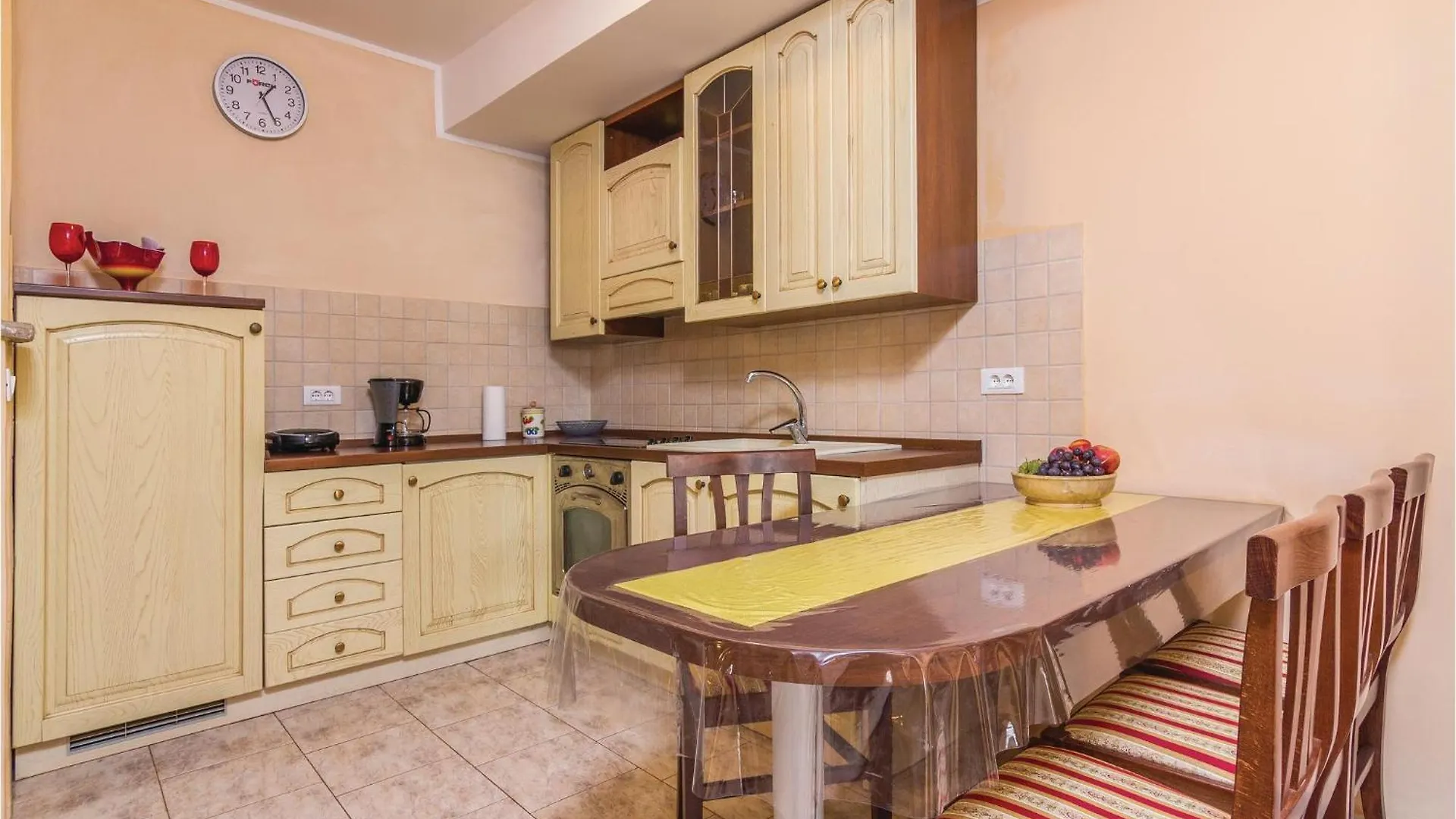 4 Bedroom Cozy Home In Puzari