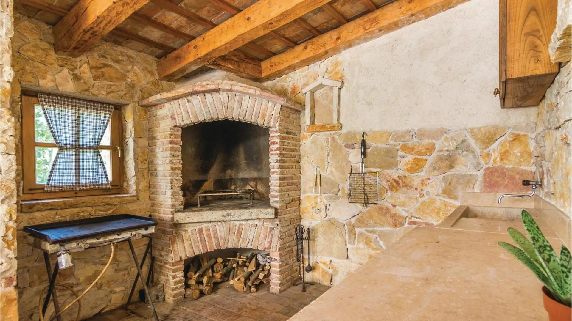 4 Bedroom Cozy Home In Puzari Croatia