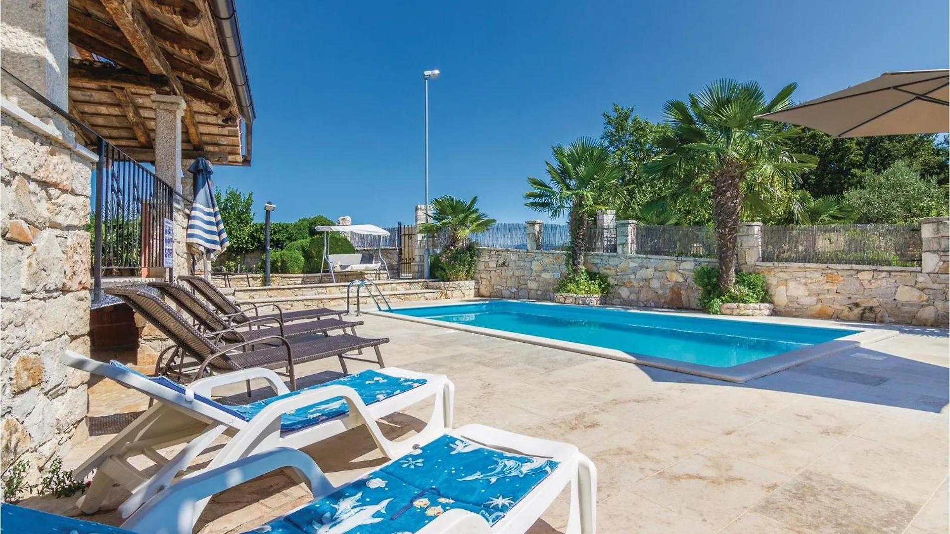 Holiday home 4 Bedroom Cozy Home In Puzari Croatia