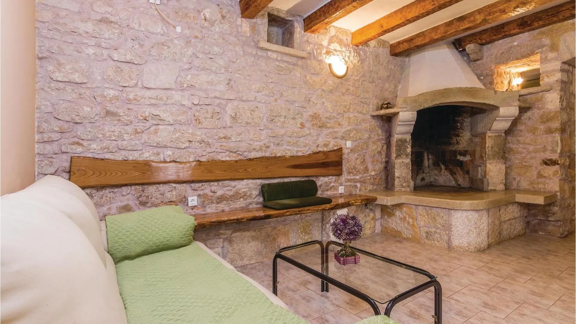 4 Bedroom Cozy Home In Puzari