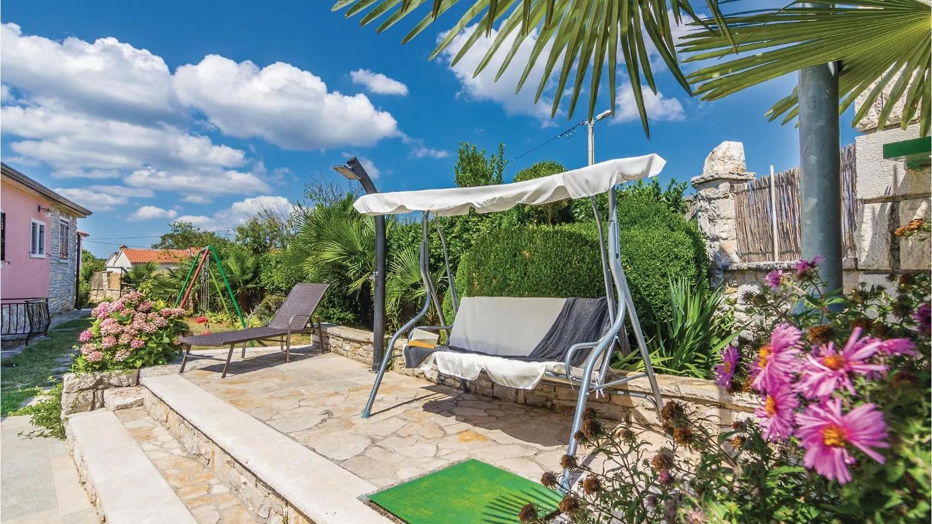 Holiday home 4 Bedroom Cozy Home In Puzari Croatia