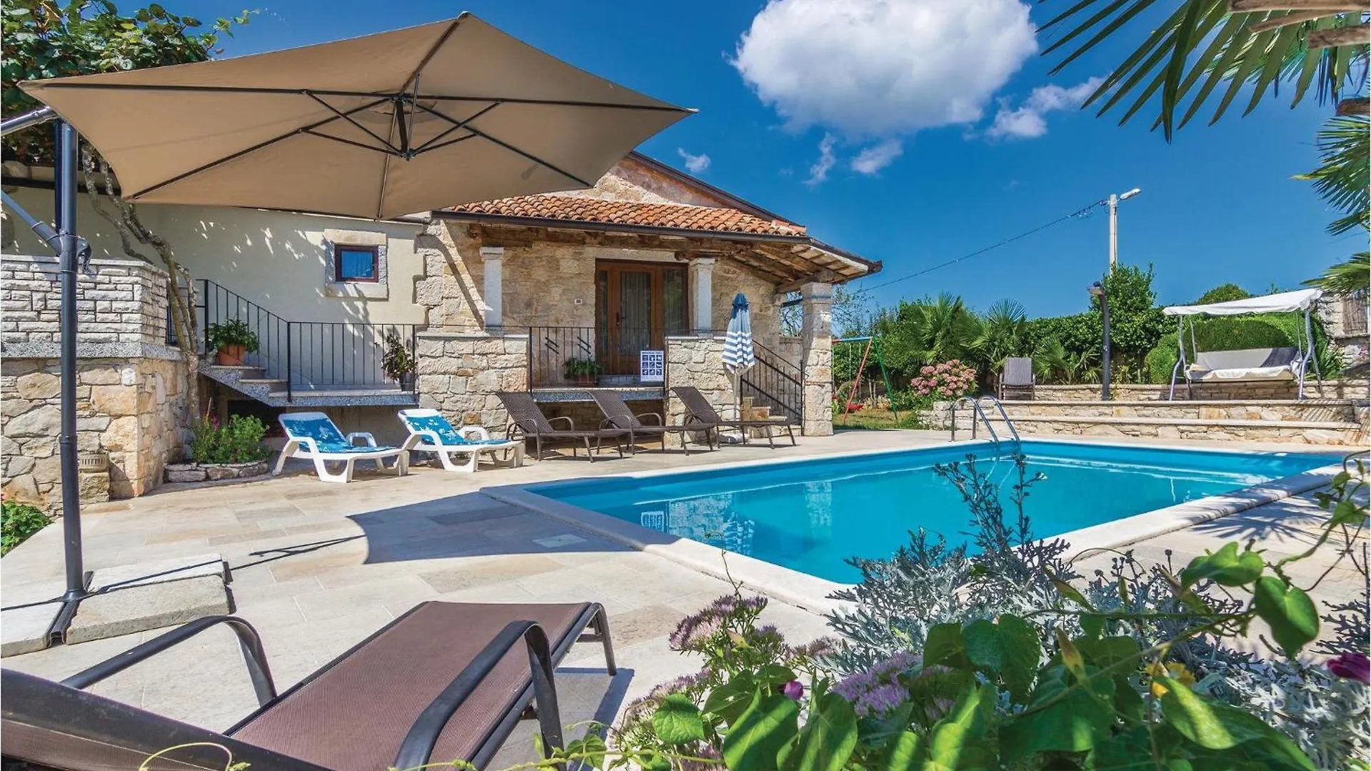 4 Bedroom Cozy Home In Puzari